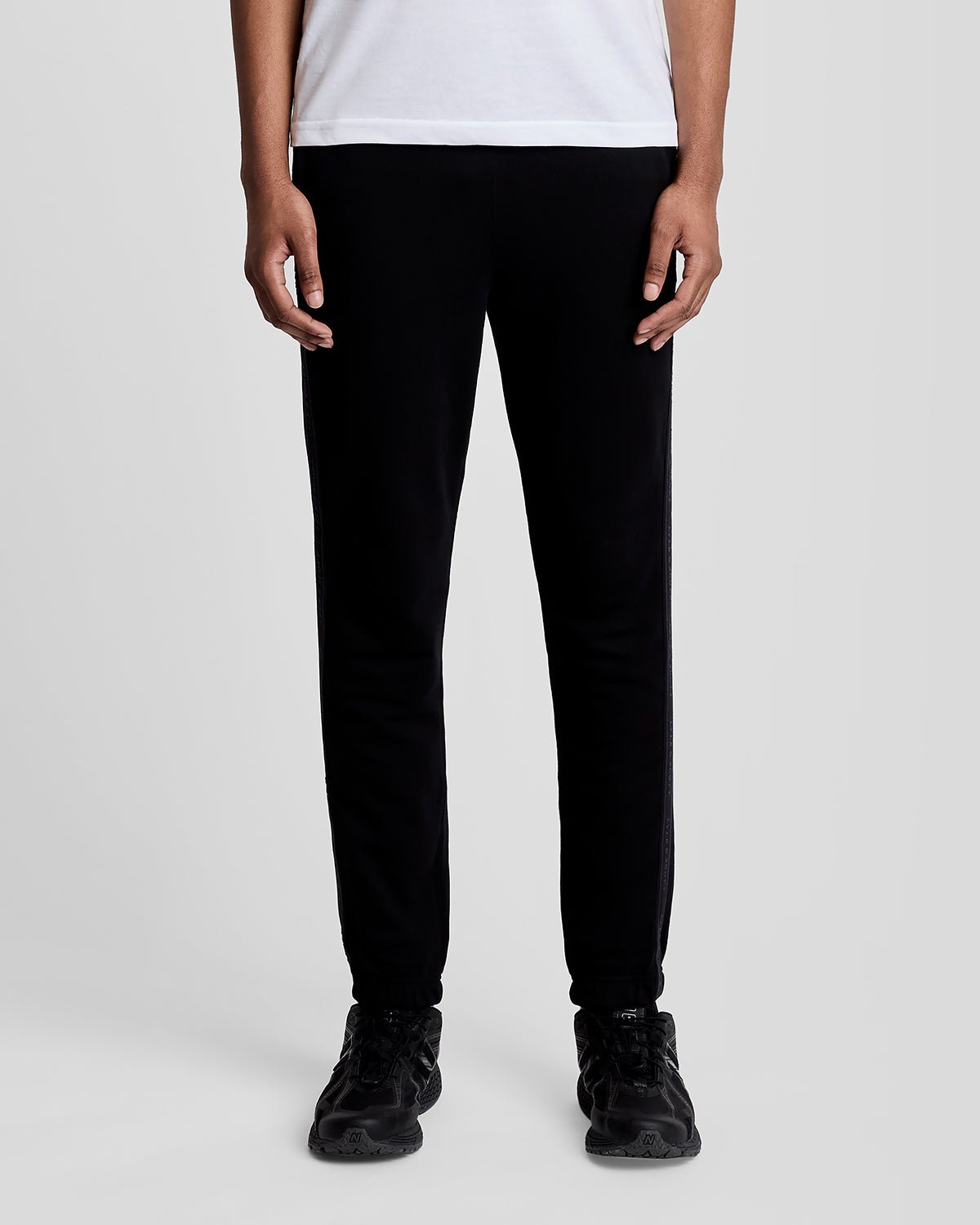 Uomo con pantaloni da jogging con fascia elastica in nero corvino