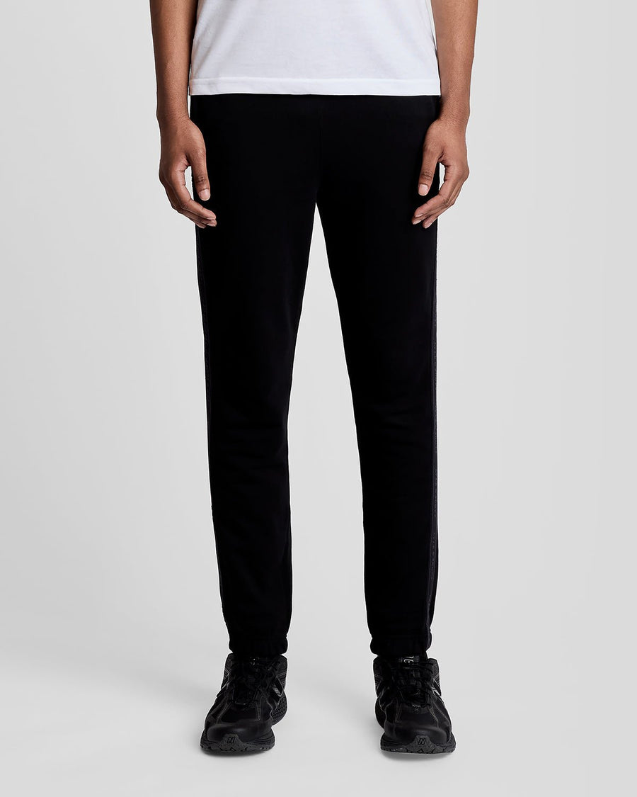 Uomo con pantaloni da jogging con fascia elastica in nero corvino