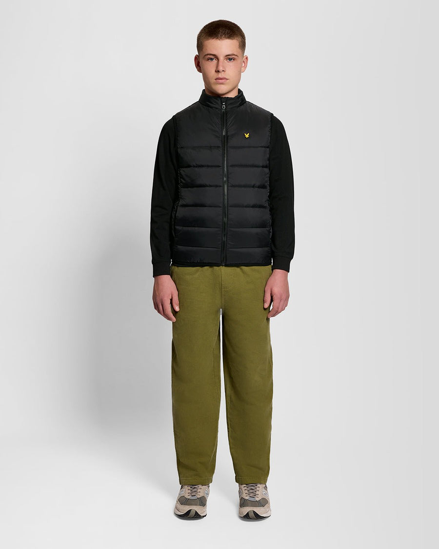 Uomo con gilet sportivo in nero corvino