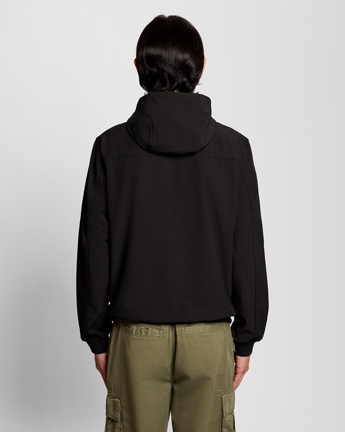 Homme portant une veste softshell doublée de polaire, couleur noir de jais