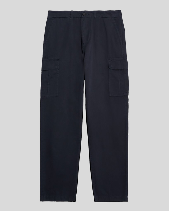 Uomo con pantaloni con tasche cargo in blu scuro