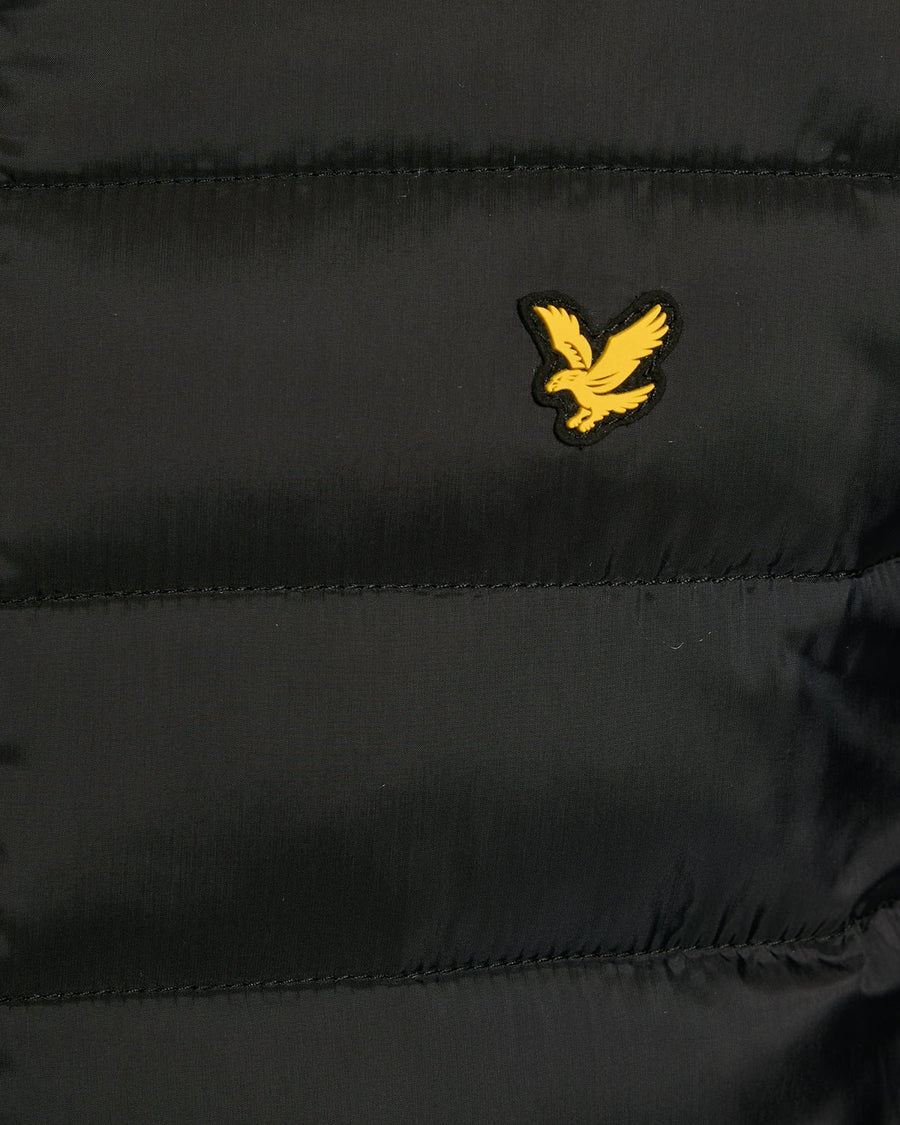 Hombre con chaqueta acolchada plegable en negro azabache