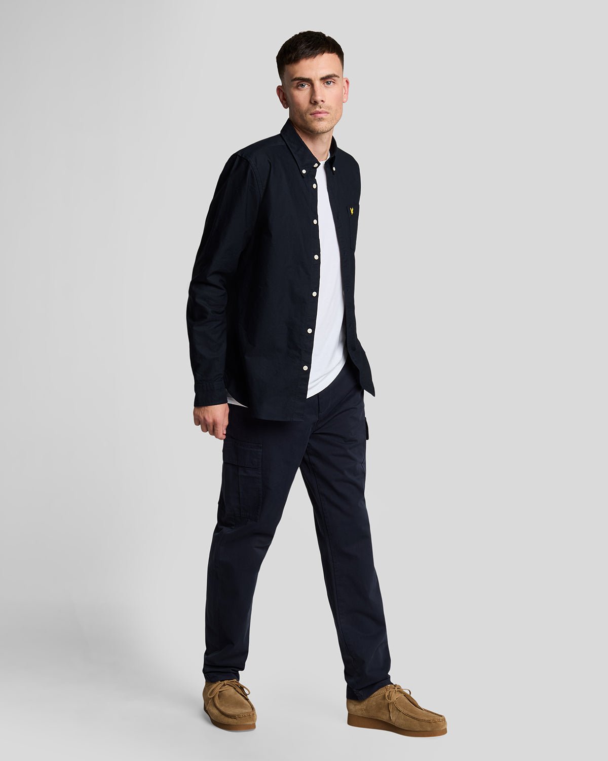 Uomo con pantaloni con tasche cargo in blu scuro