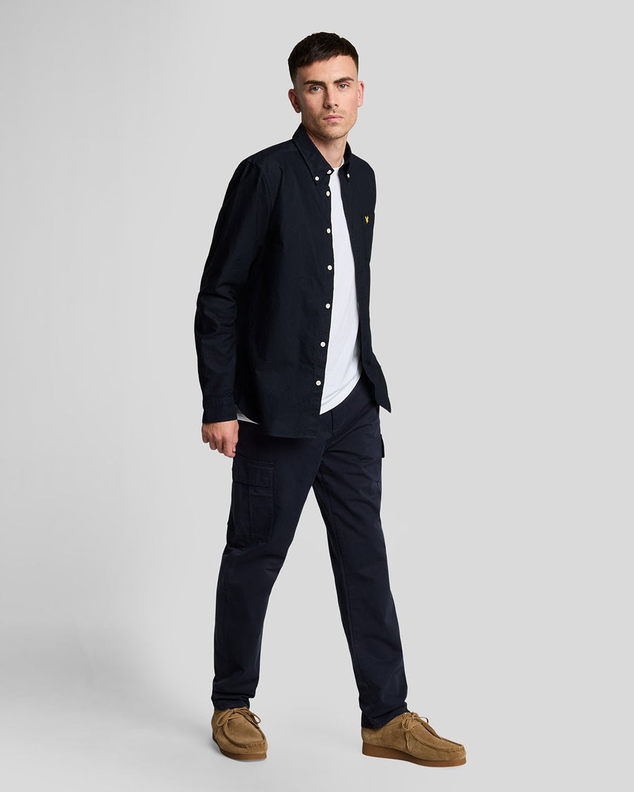 Uomo con pantaloni con tasche cargo in blu scuro