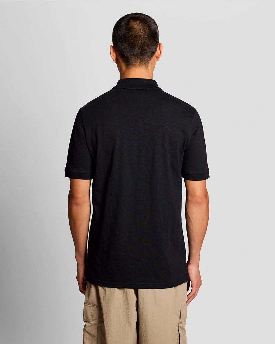 Homme portant un polo en coton fin flammé, couleur noir de jais