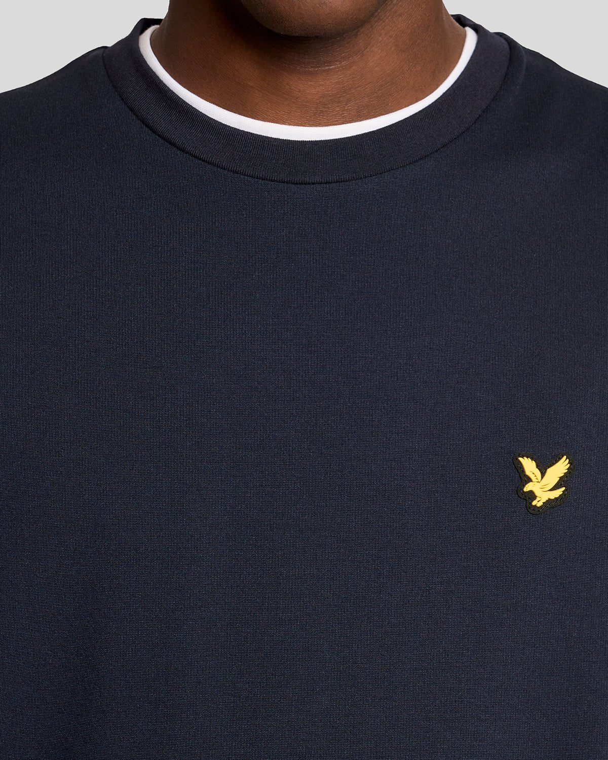 Homme portant un sweat-shirt léger de sport bleu marine foncé