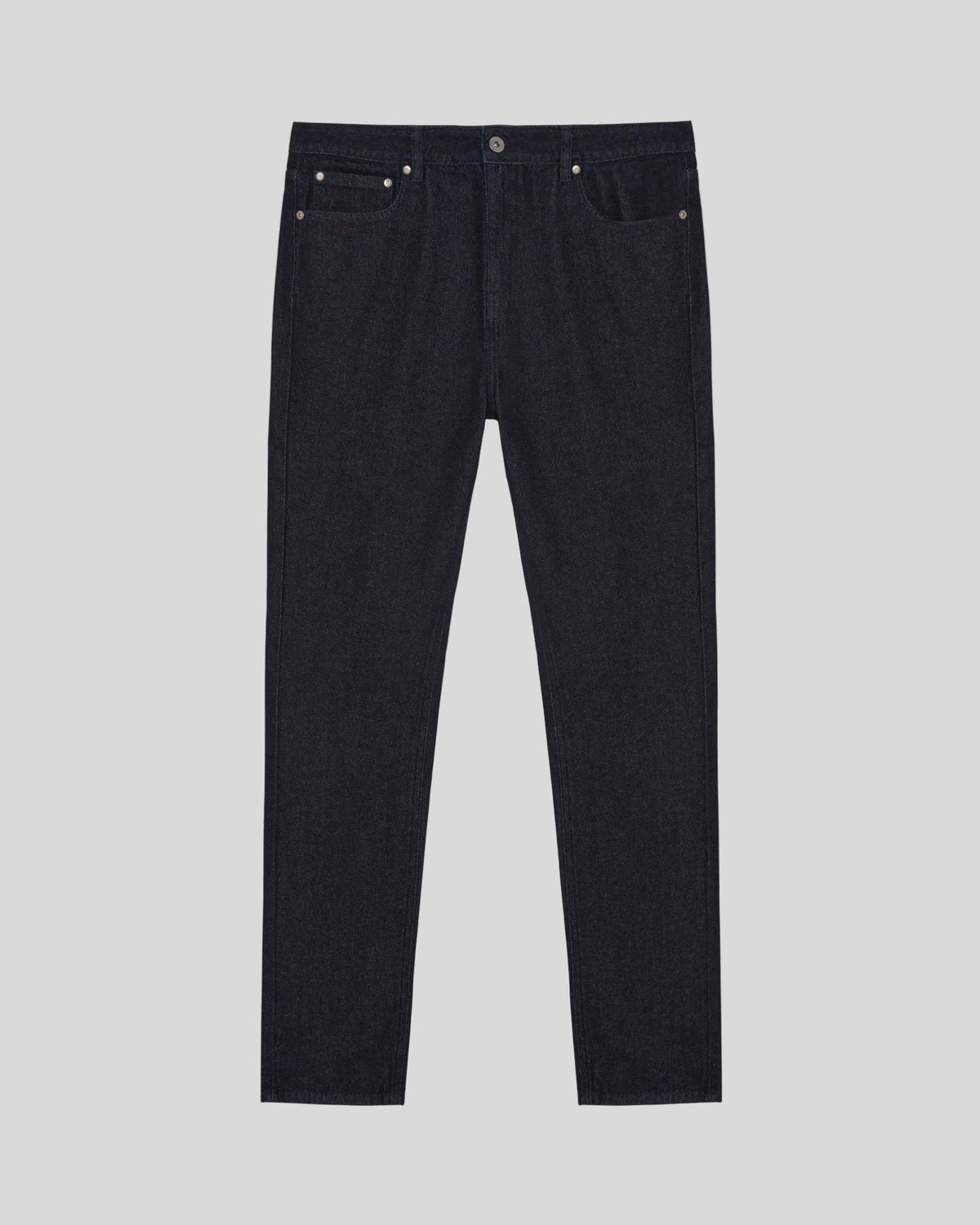 Homme portant un jean slim ajusté couleur indigo foncé