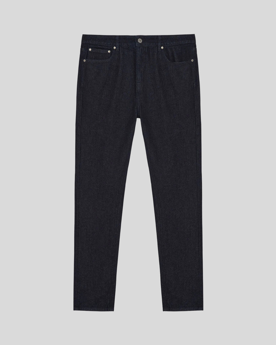 Homme portant un jean slim ajusté couleur indigo foncé