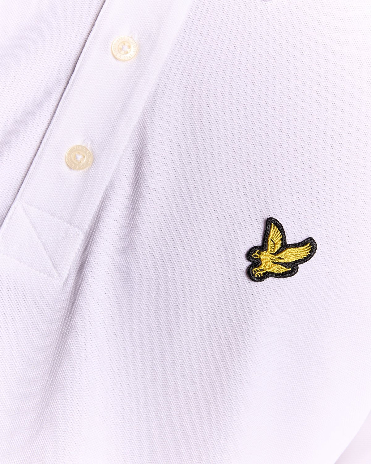 Man draagt een wit katoenen poloshirt
