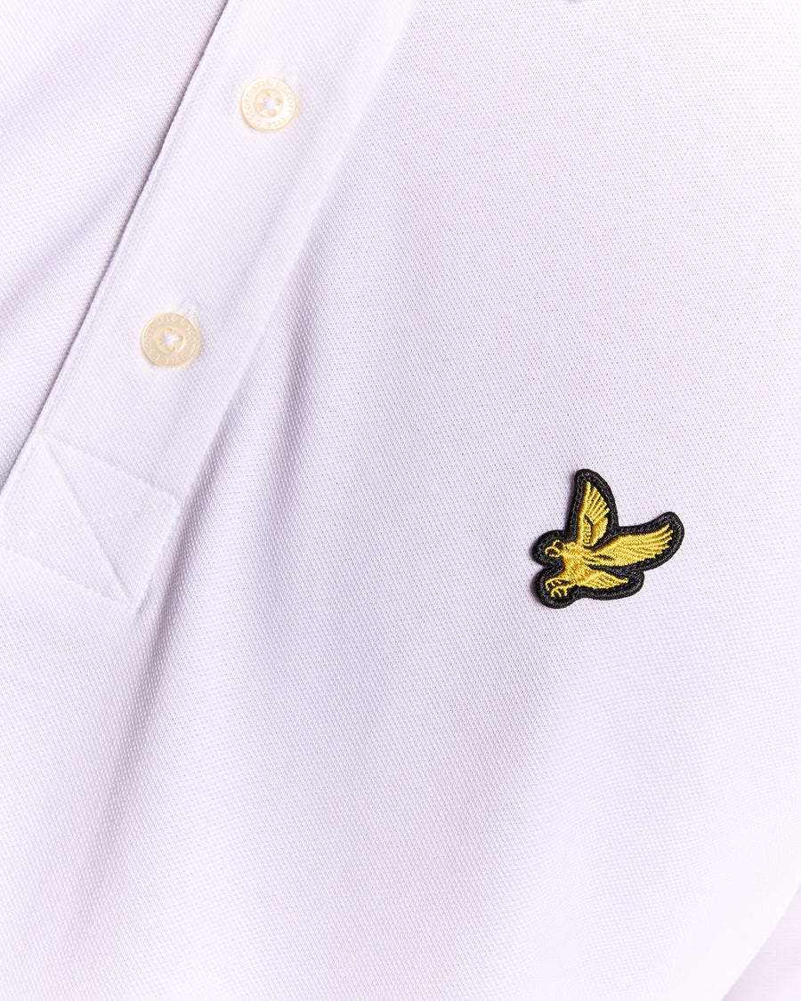 Man draagt een wit katoenen poloshirt