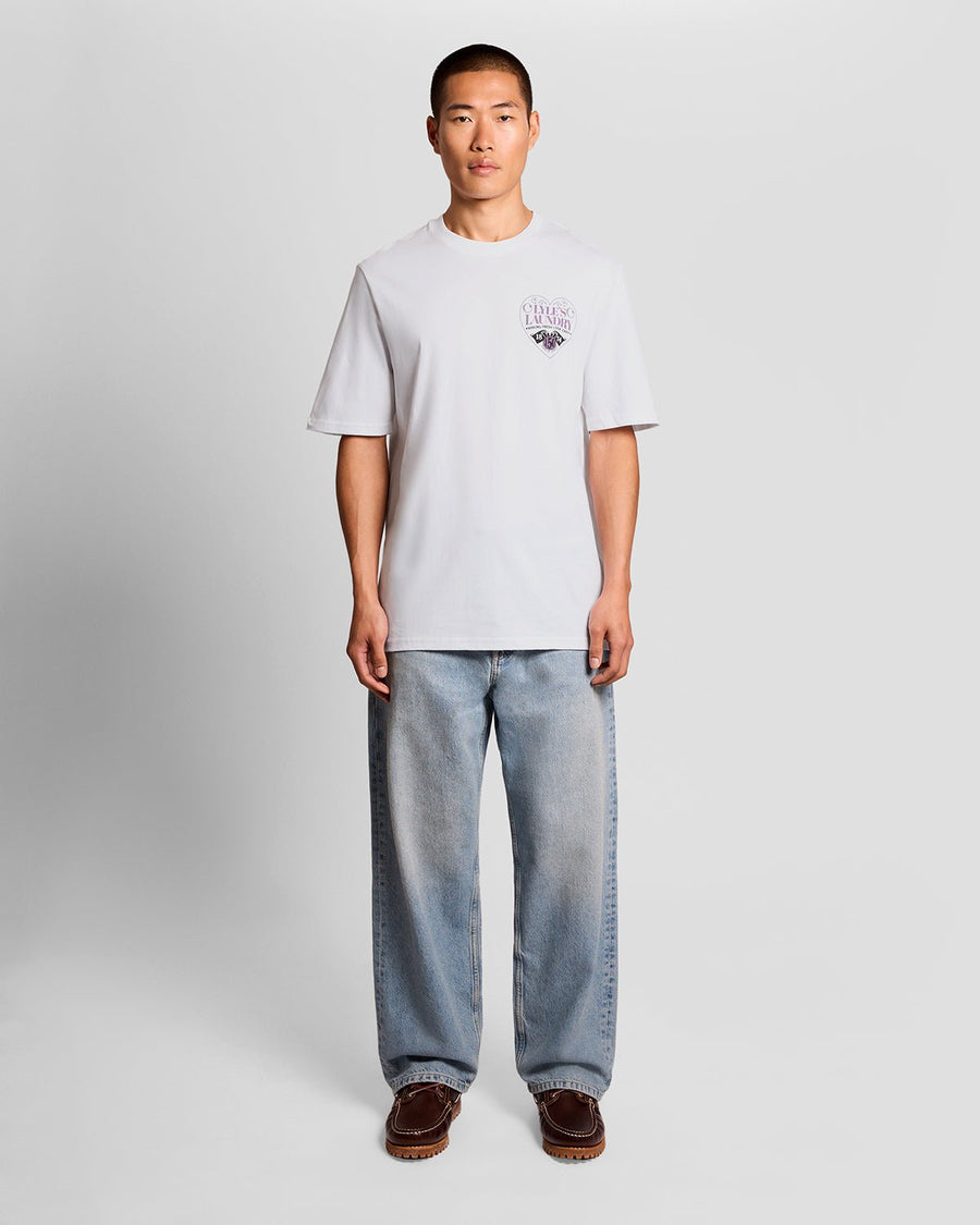 Un homme porte un t-shirt à motif sur la poitrine, de couleur blanche