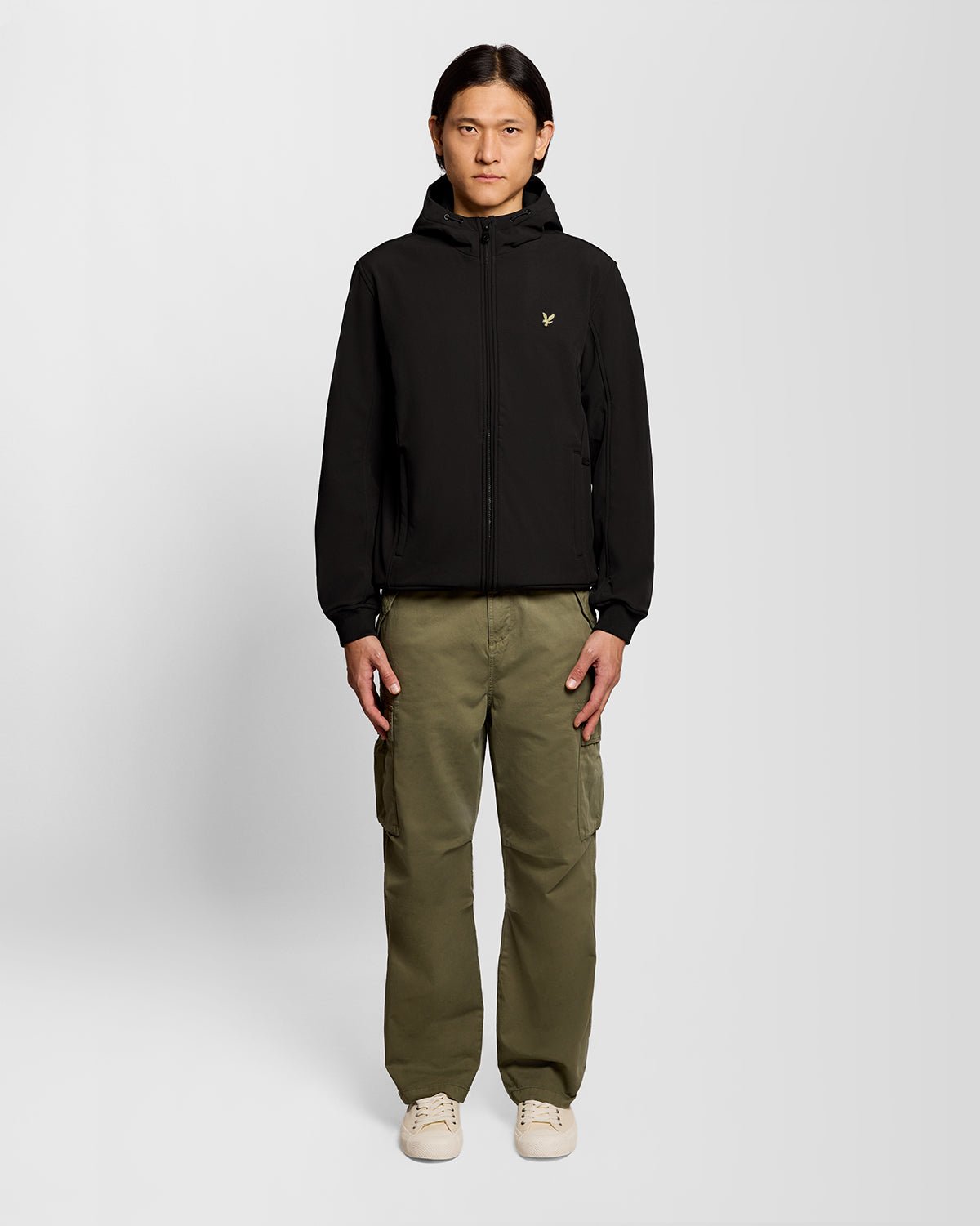 Homme portant une veste softshell doublée de polaire, couleur noir de jais