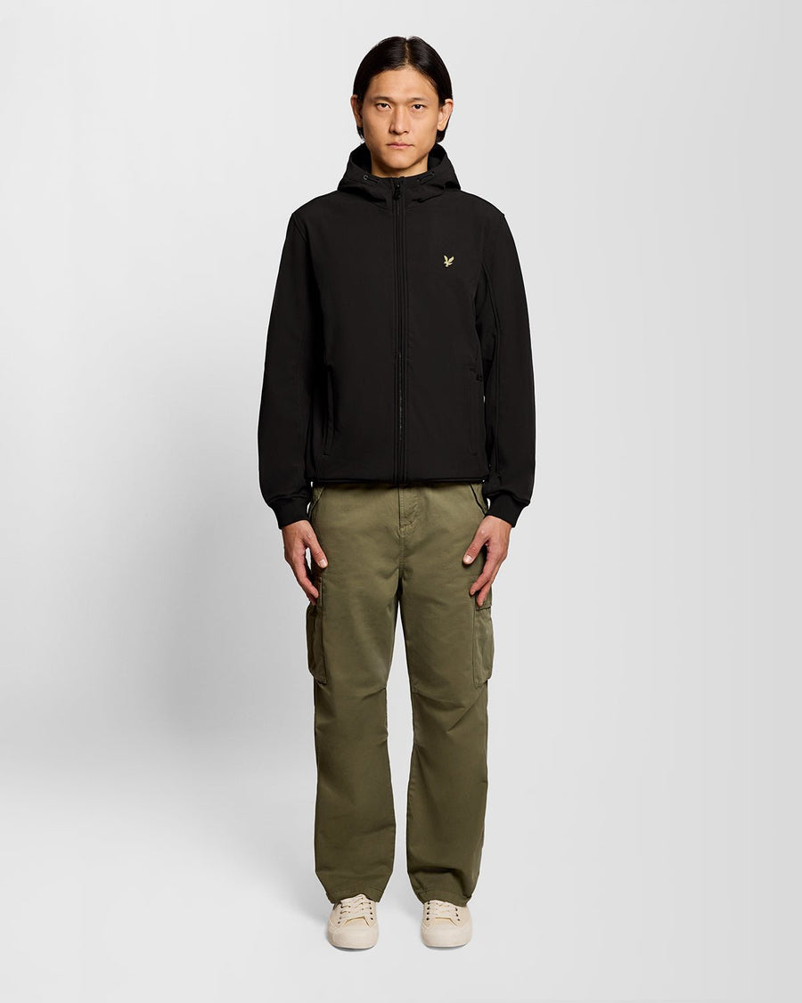 Homme portant une veste softshell doublée de polaire, couleur noir de jais