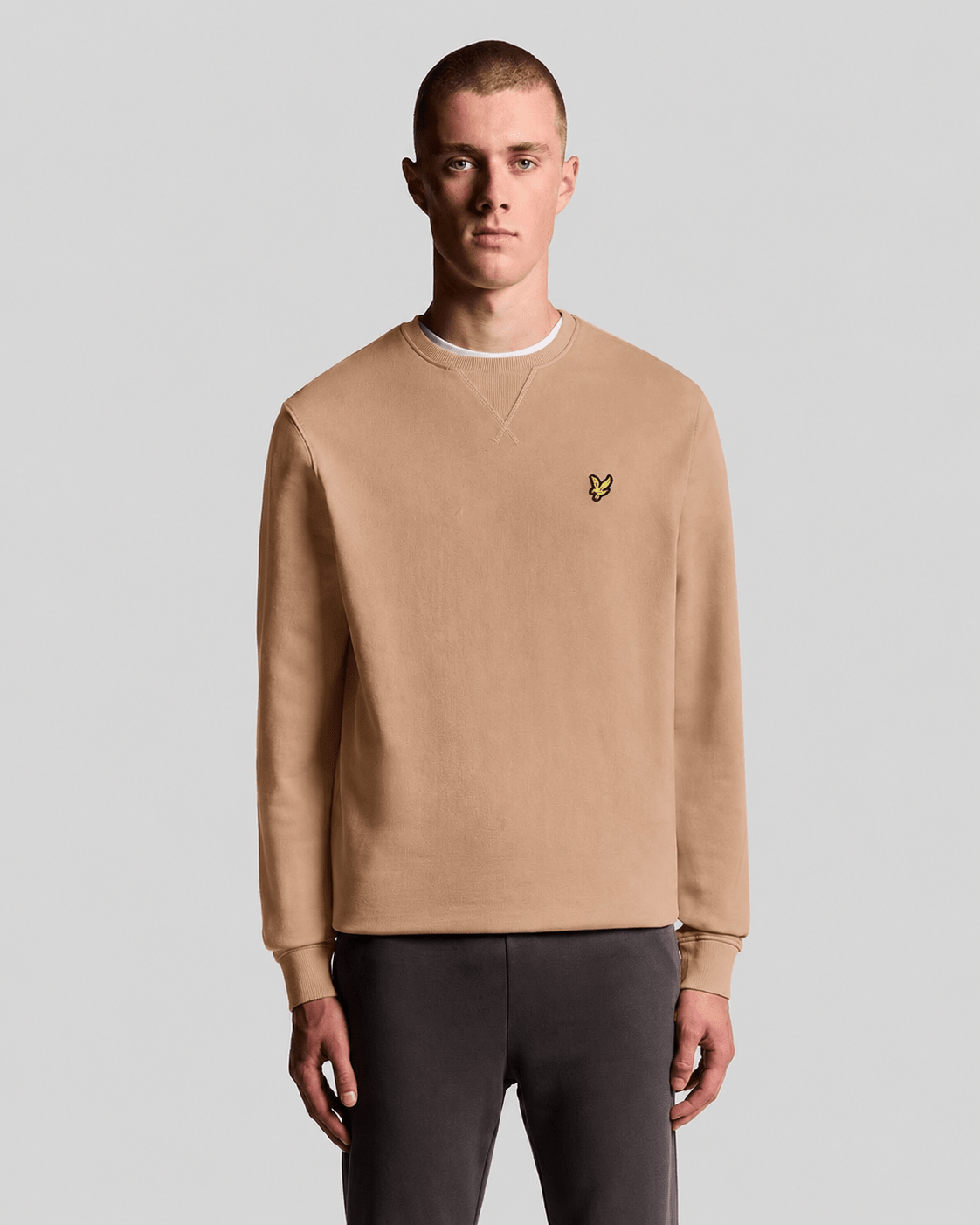 Homme portant un sweat-shirt à col rond en coton, couleur orge