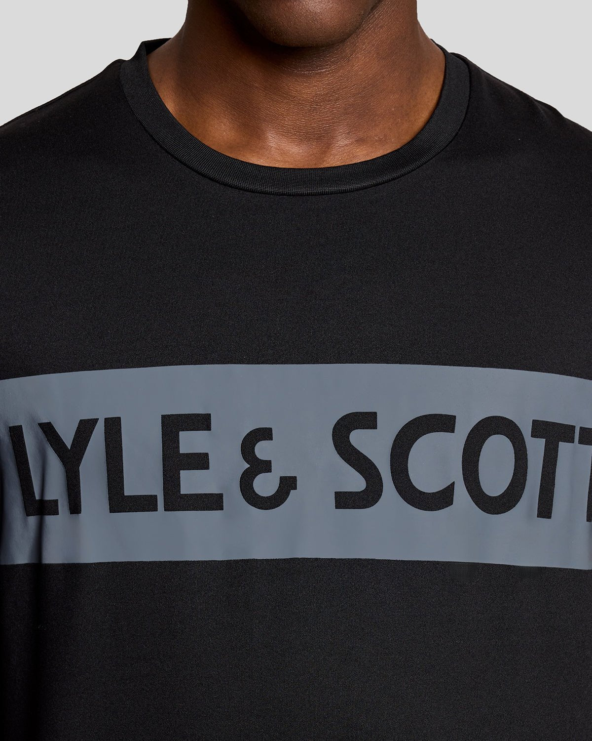 Homme portant un t-shirt à logo sur la poitrine, couleur noir de jais