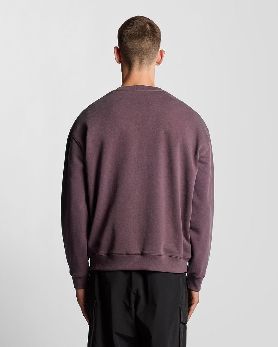 Homme portant un sweat-shirt en molleton Script Brushback, couleur marron foncé