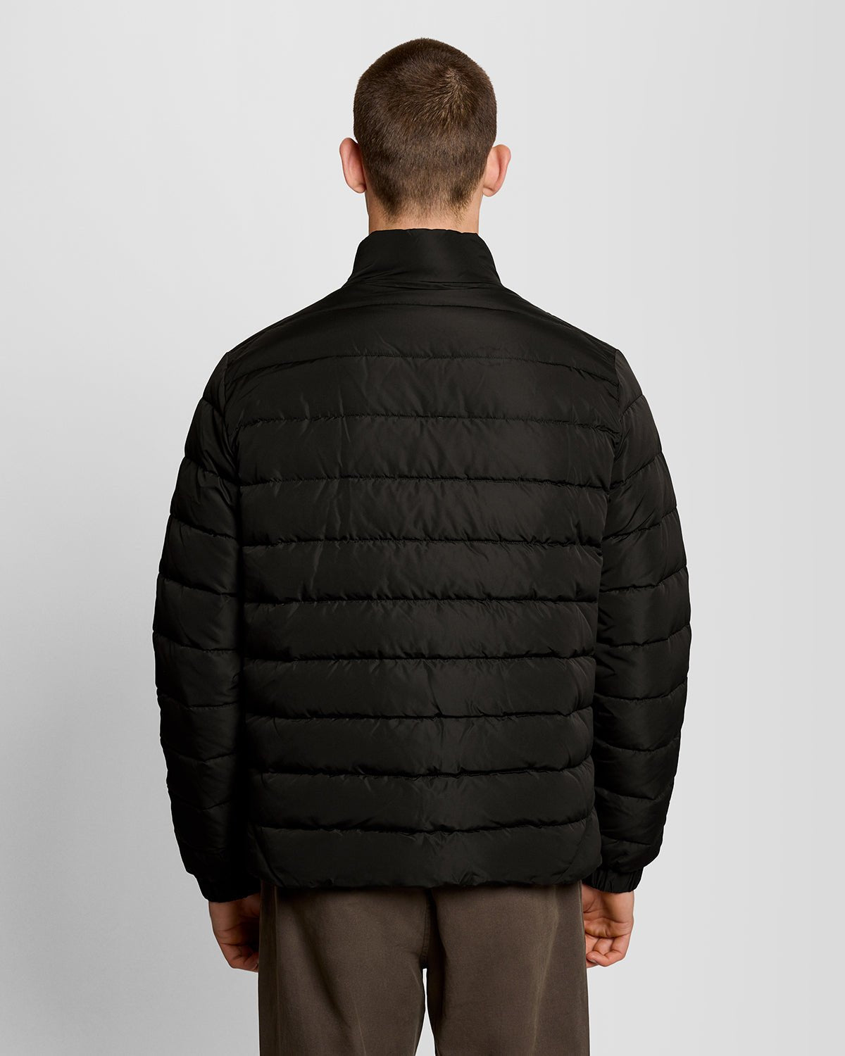 Un homme porte une veste matelassée noir de jais