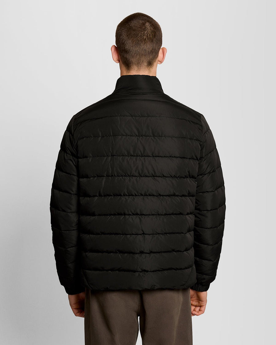 Un homme porte une veste matelassée noir de jais