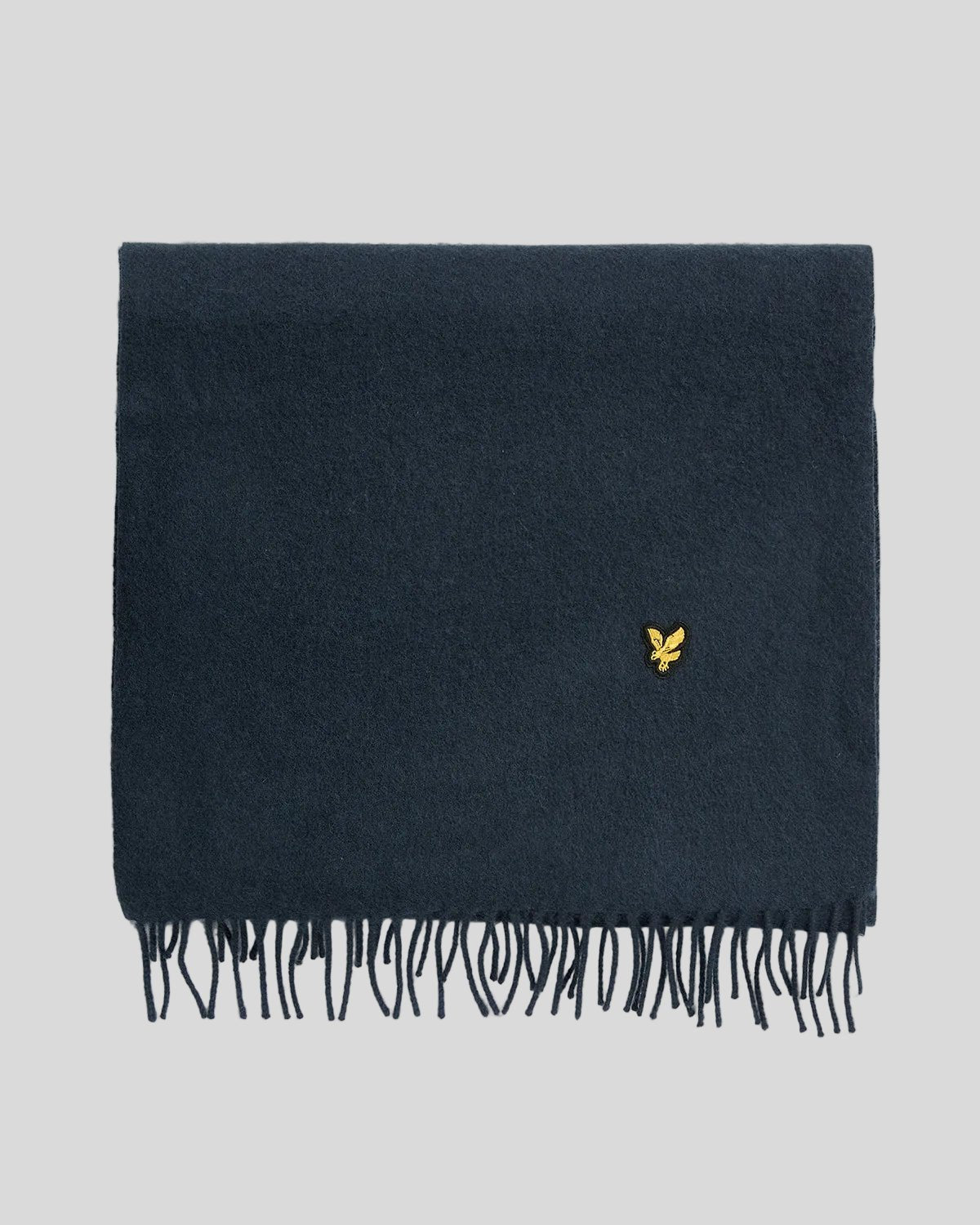 Un uomo indossa una sciarpa in misto lana d'agnello color blu navy scuro