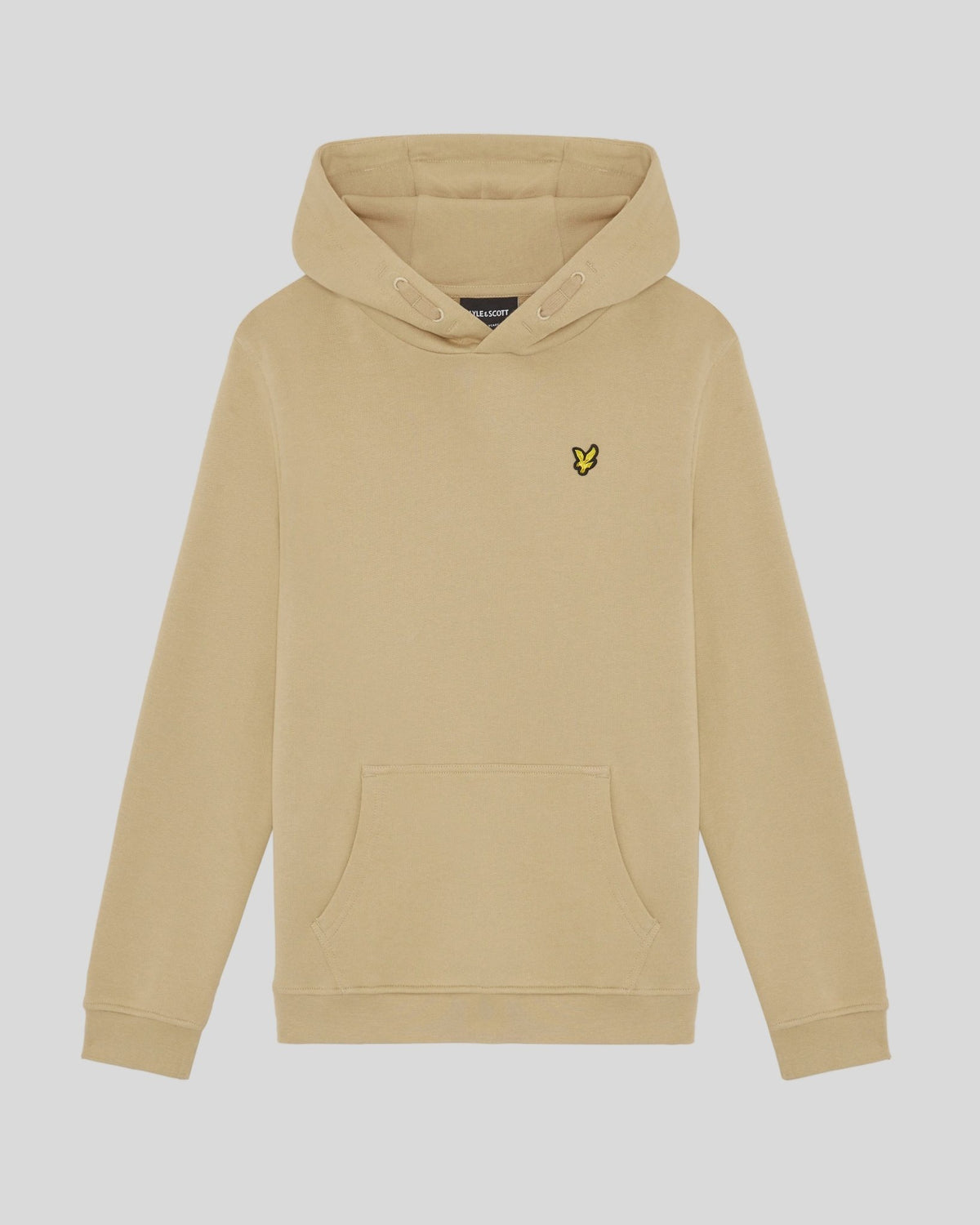 Un homme porte un sweat à capuche en coton Loopback couleur sable foncé