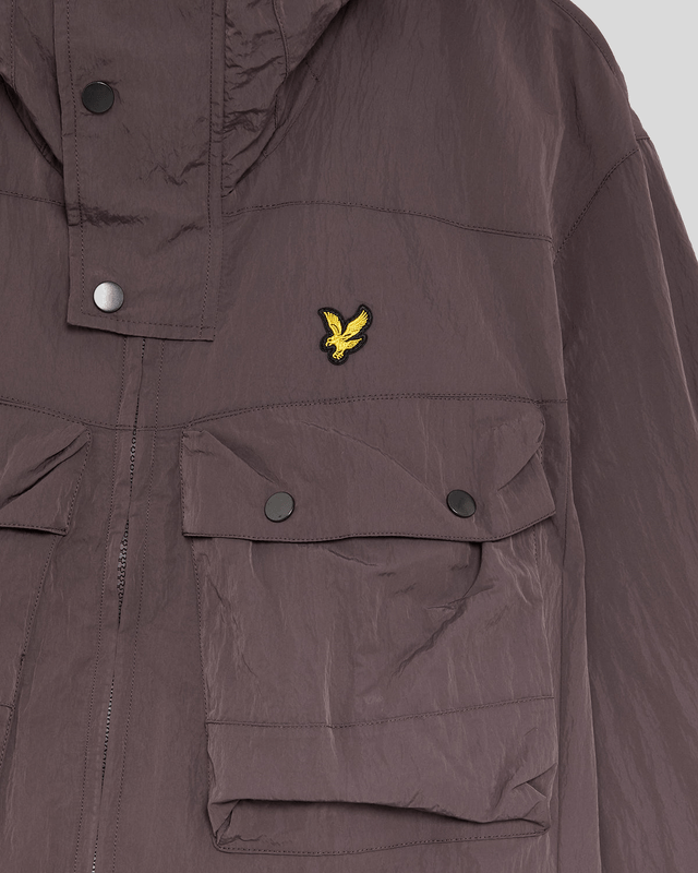 Un homme porte une parka Water Resistant Guard couleur espresso