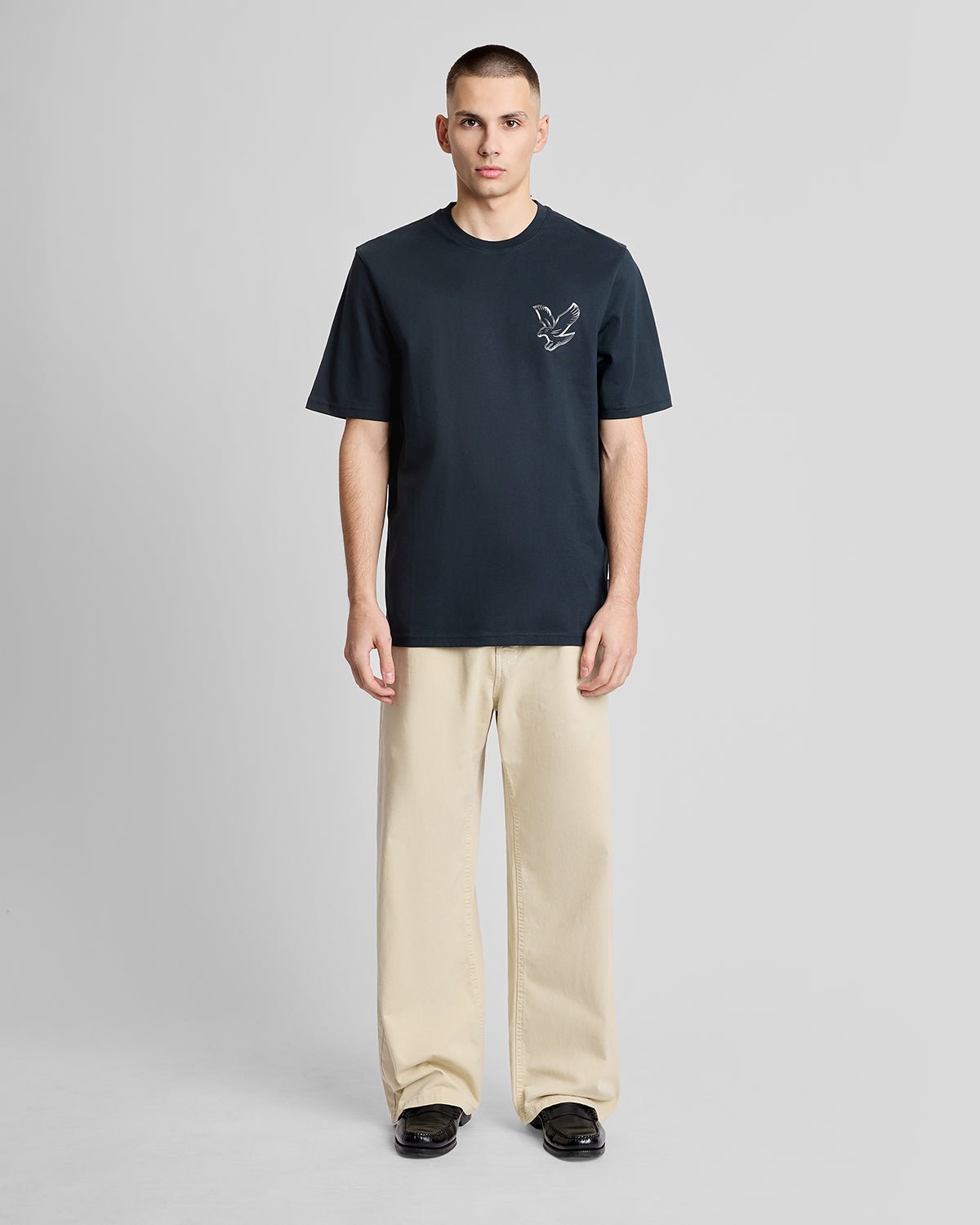 Homme portant un t-shirt à imprimé graphique dans le dos, bleu marine foncé et blanc