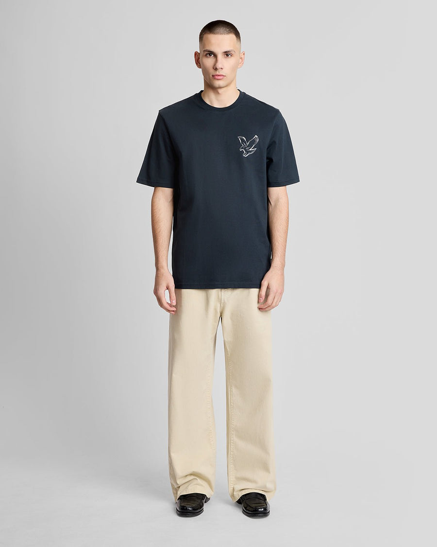 Homme portant un t-shirt à imprimé graphique dans le dos, bleu marine foncé et blanc
