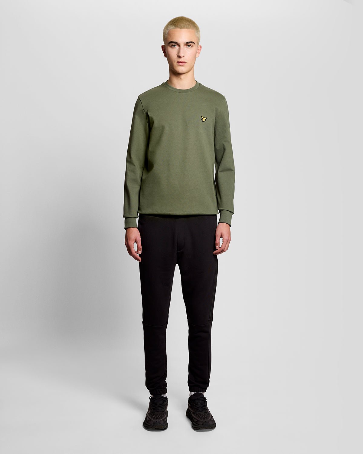 Homme portant un sweat-shirt léger de sport vert cactus