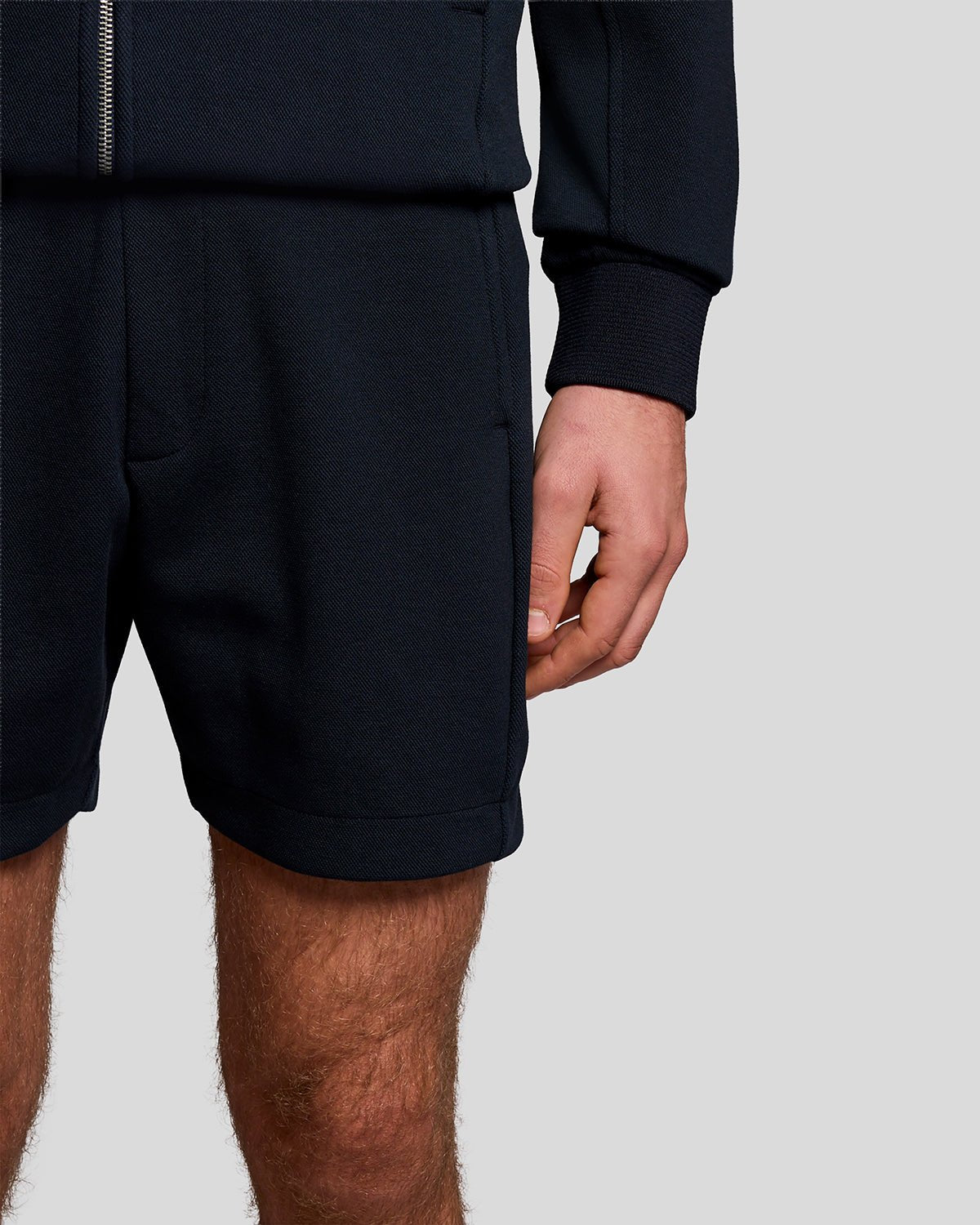 Homme portant un short de survêtement en coton mélangé, bleu marine foncé