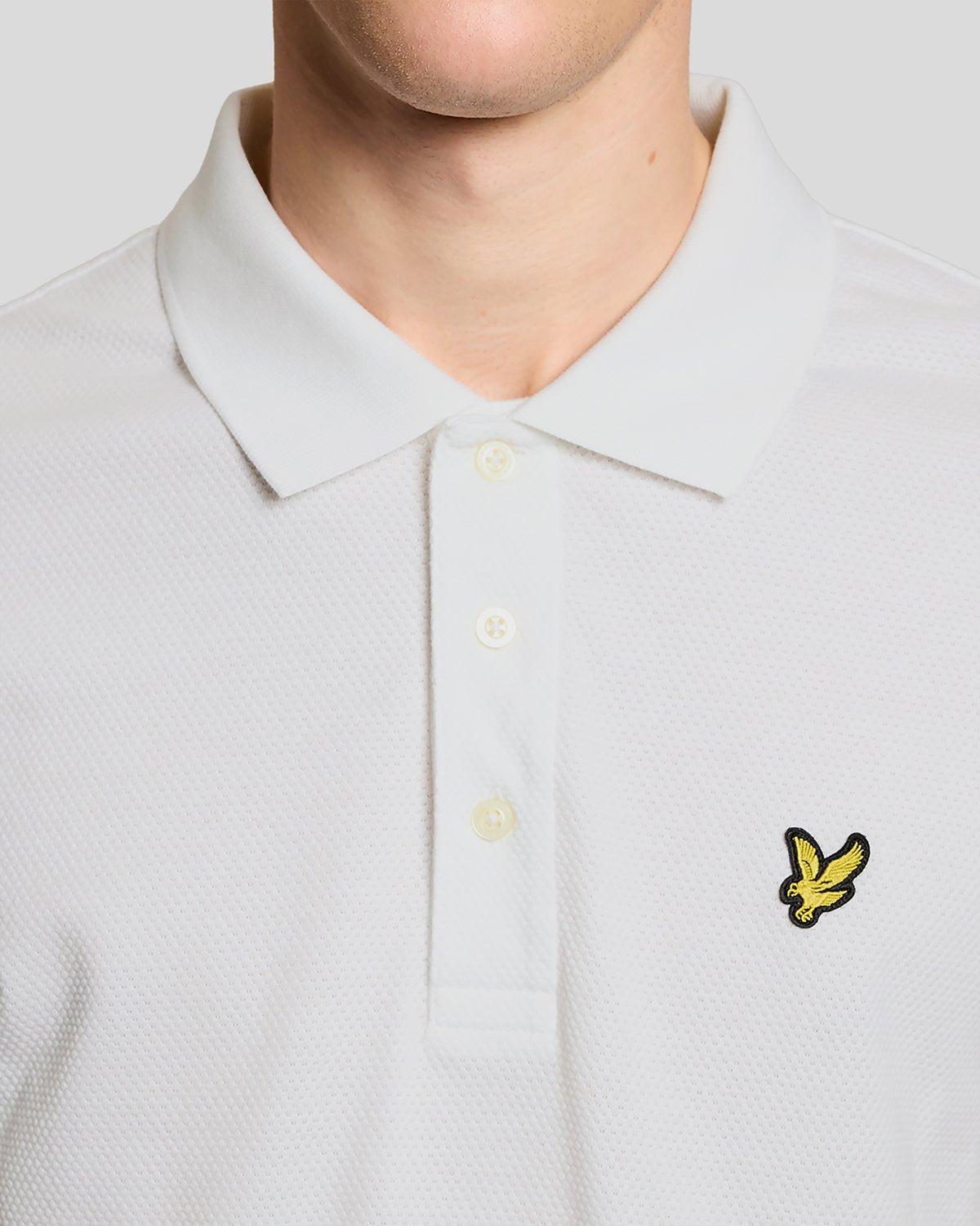 Homme portant un polo jacquard texturé blanc