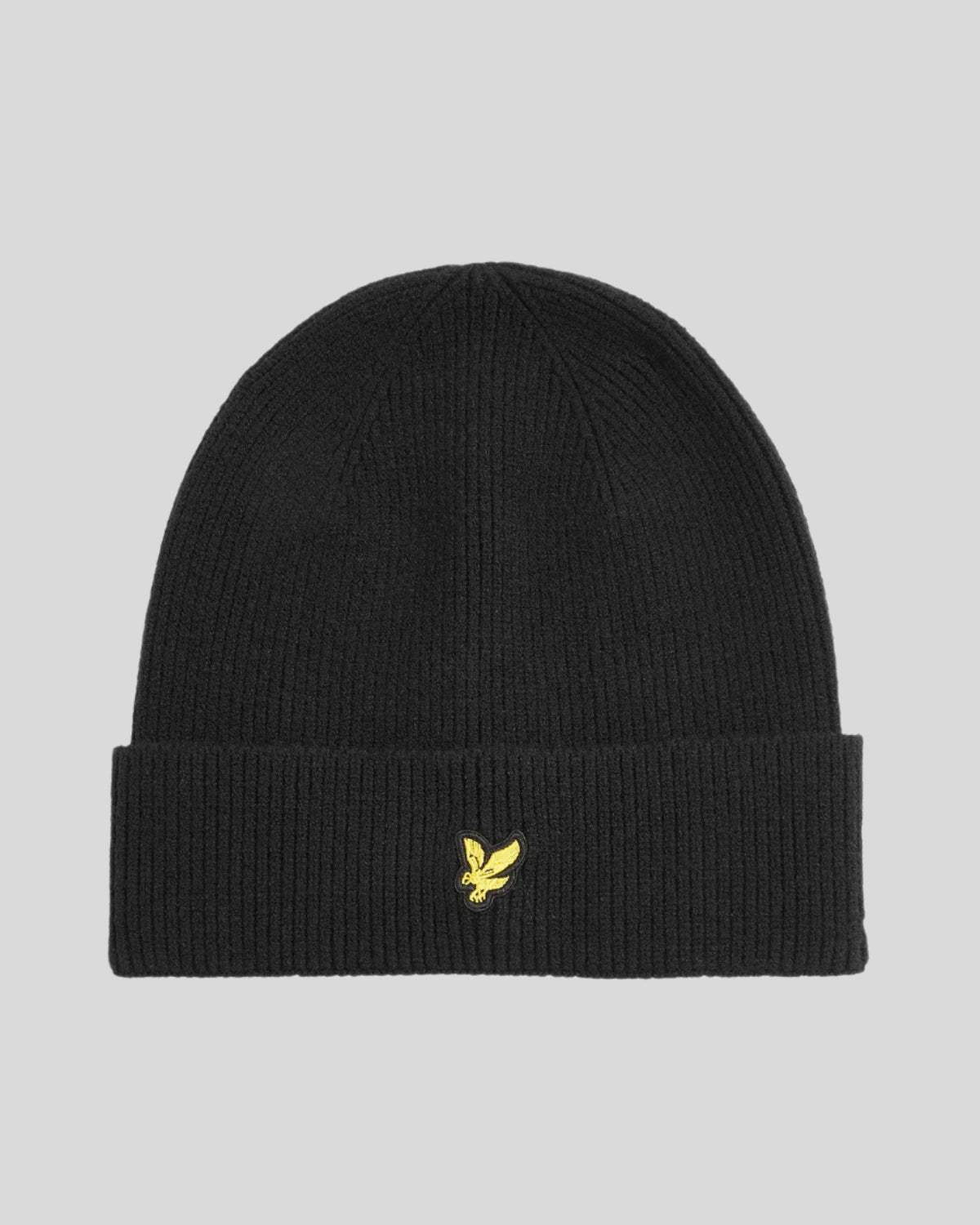 Garçon portant un bonnet en tricot noir de jais