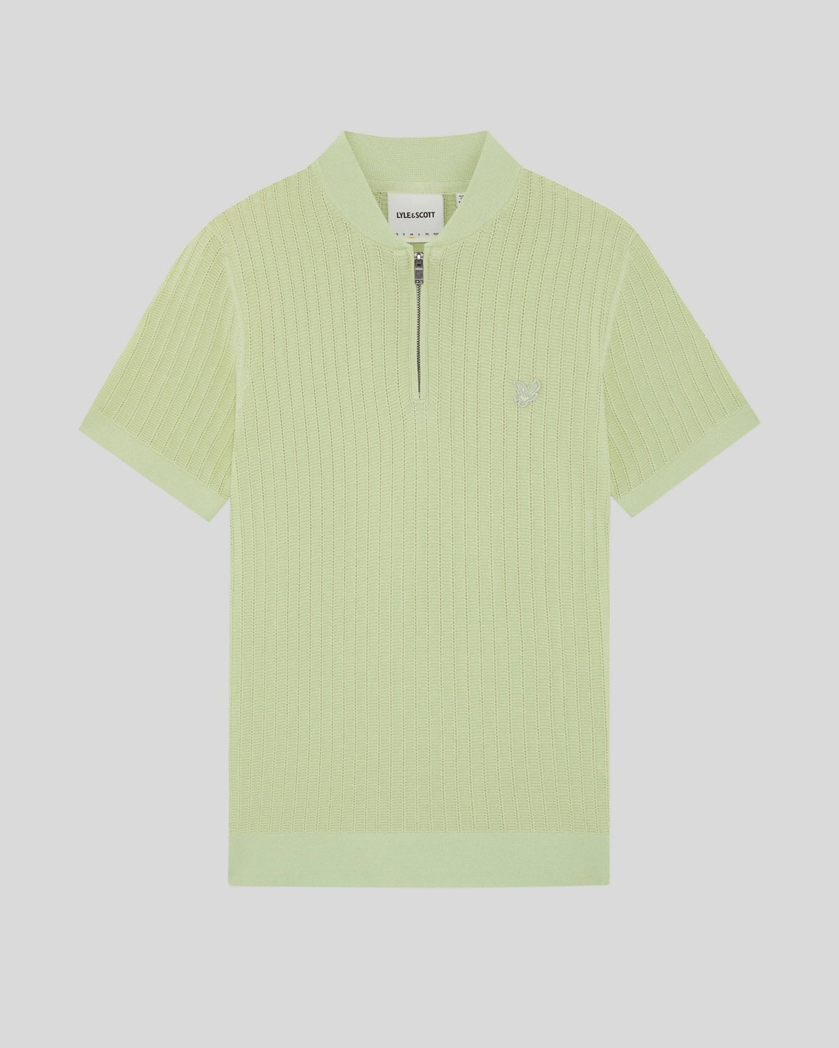 Homme portant un polo en tricot de coton ultra-fin à fermeture éclair 1/4, couleur Tender Greens