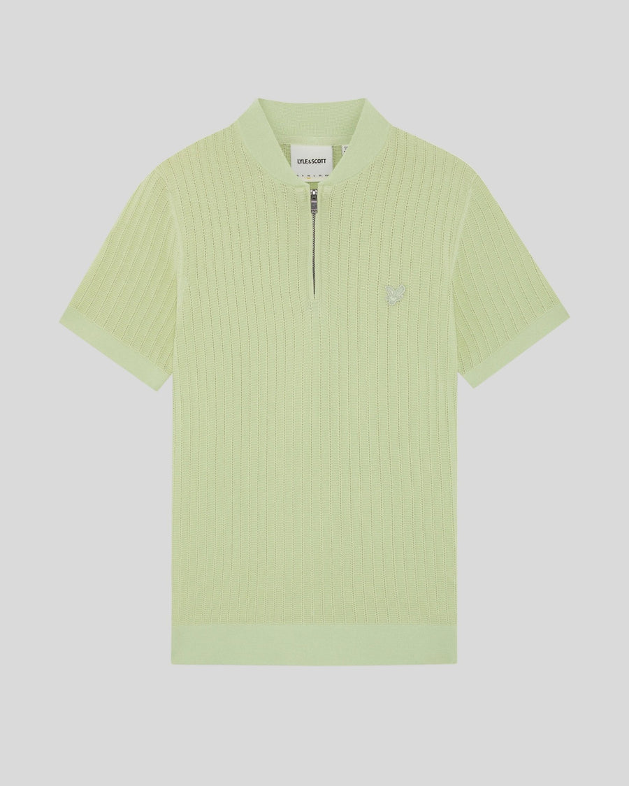Homme portant un polo en tricot de coton ultra-fin à fermeture éclair 1/4, couleur Tender Greens