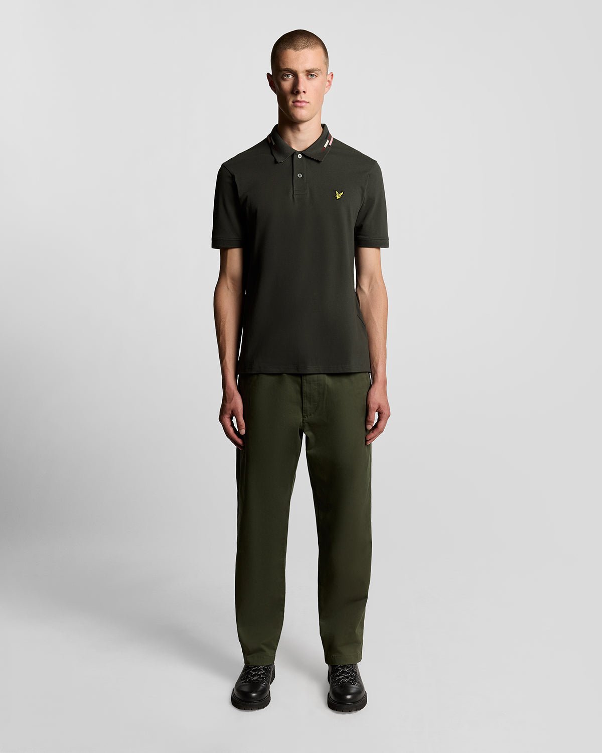 Hombre con polo a rayas en color gris plomizo y espuma