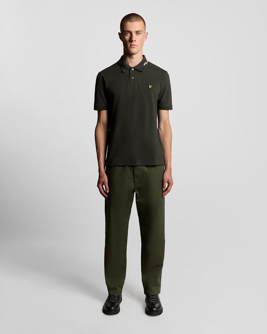 Hombre con polo a rayas en color gris plomizo y espuma