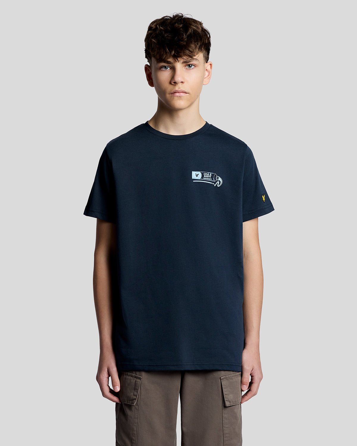 Uomo con maglietta con stampa sul retro in blu navy scuro