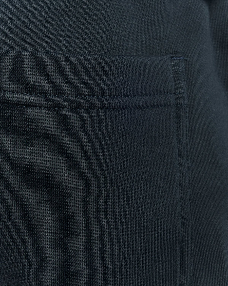 Homme portant un pantalon de jogging en coton à coupe droite, bleu marine foncé