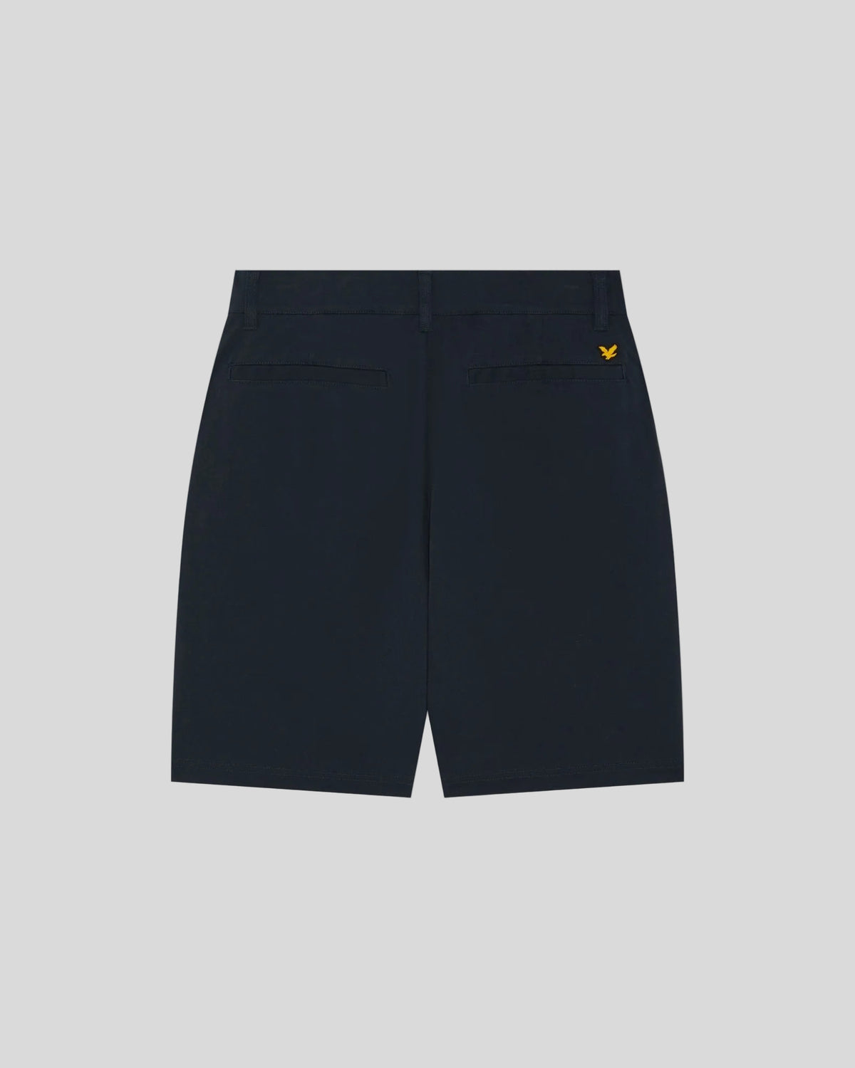 Homme portant un short chino stretch « Course » bleu marine foncé