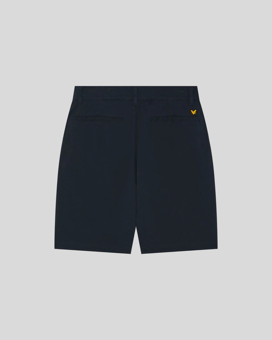 Homme portant un short chino stretch « Course » bleu marine foncé