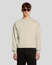 Mann trägt ein Relaxed-Sweatshirt mit Rundhalsausschnitt in der Farbe Birch