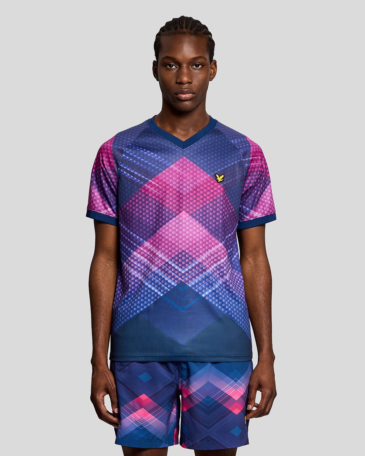 Homme portant un t-shirt de football « Sports Chevron » bleu marine à motif pivoine