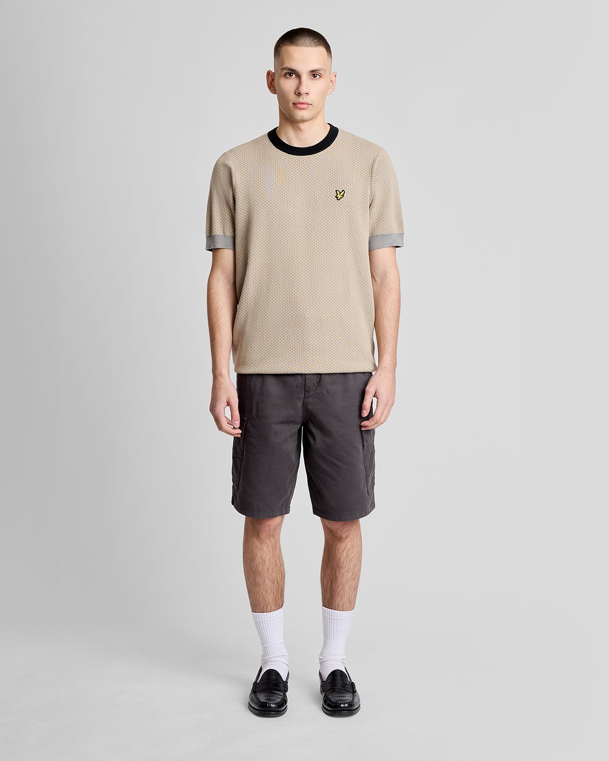 Uomo con pantaloncini cargo in cotone color antracite