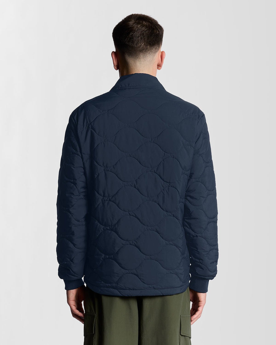 Homme portant une veste matelassée ripstop imperméable, bleu marine foncé