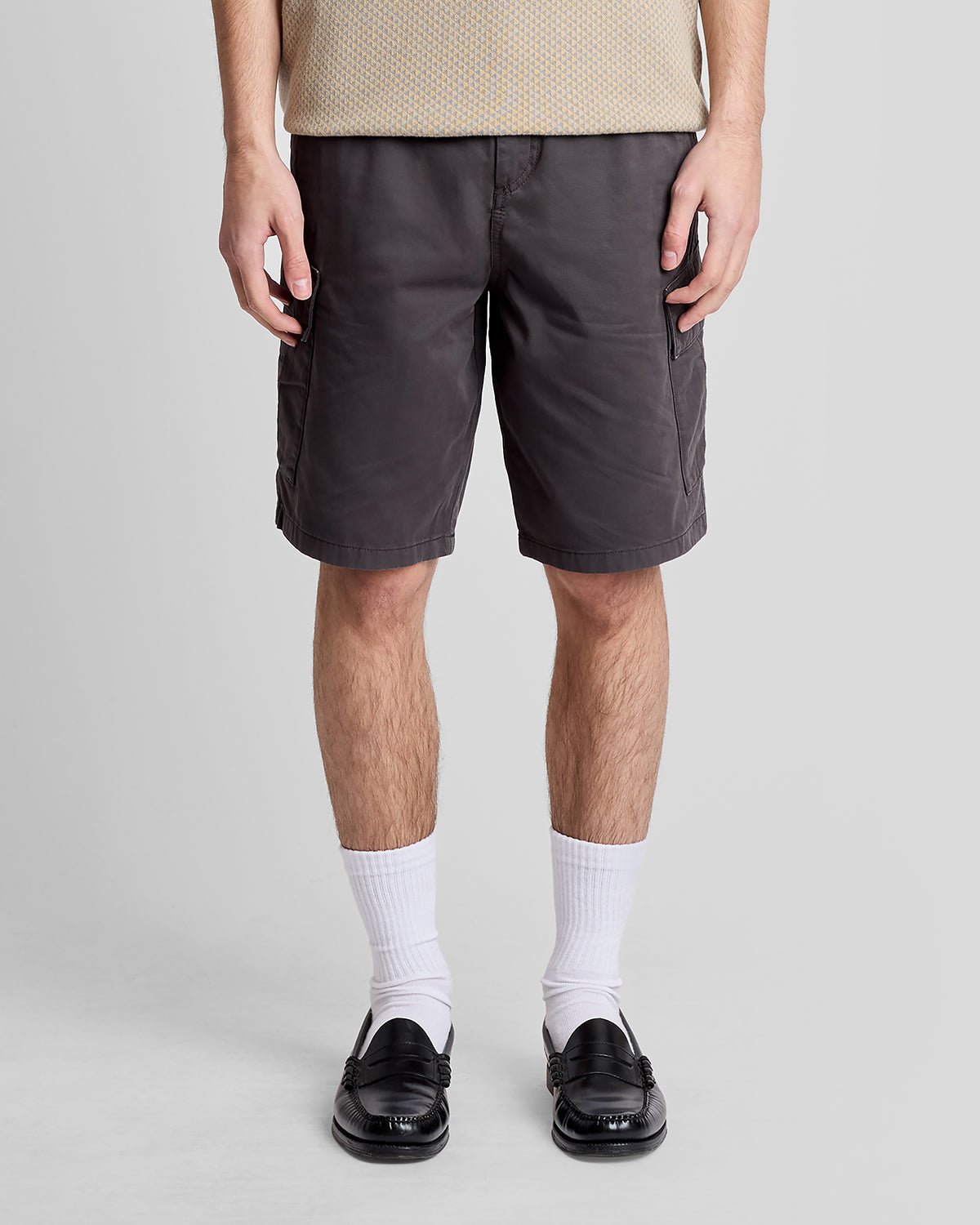 Uomo con pantaloncini cargo in cotone color antracite
