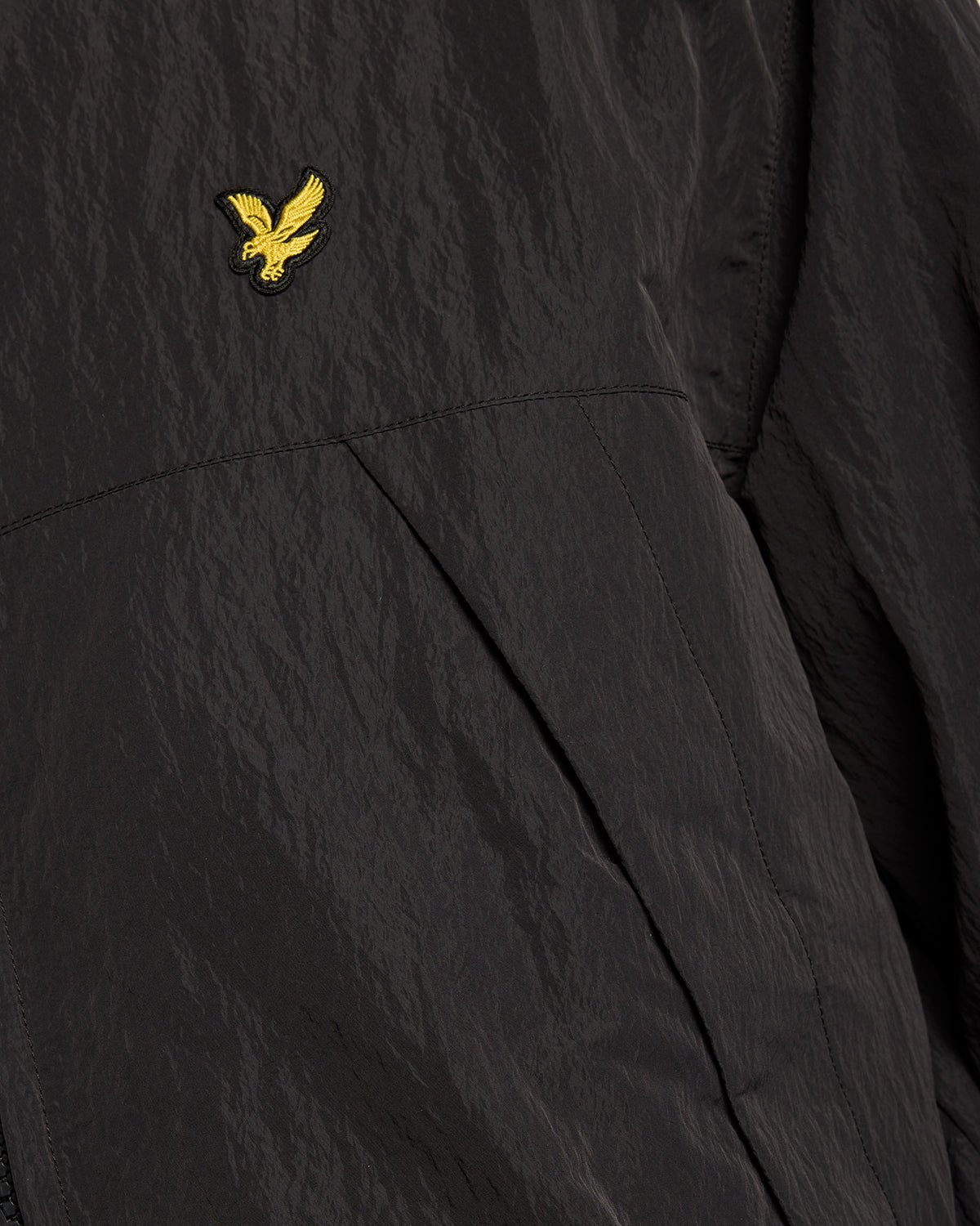 Un homme porte la veste Packaway en Black Ice