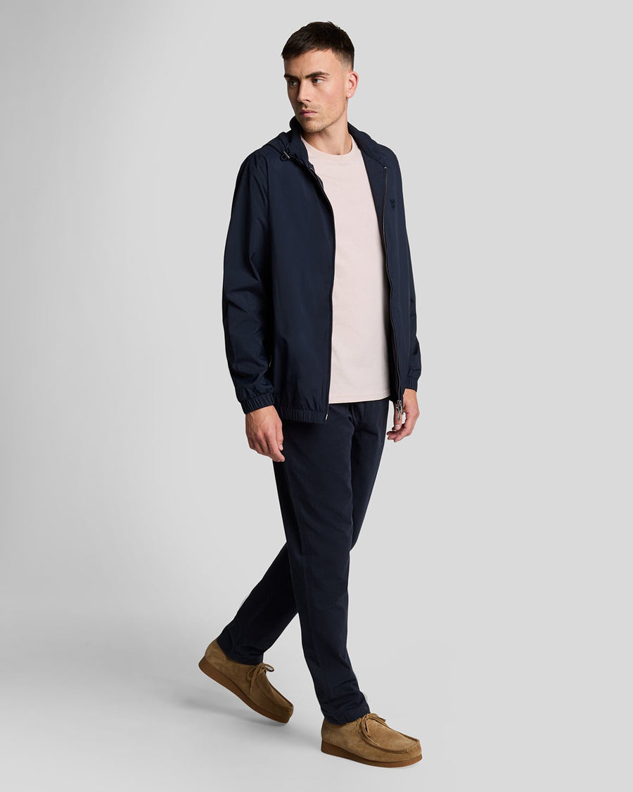 Homme portant un pantalon chino à cinq poches bleu marine foncé