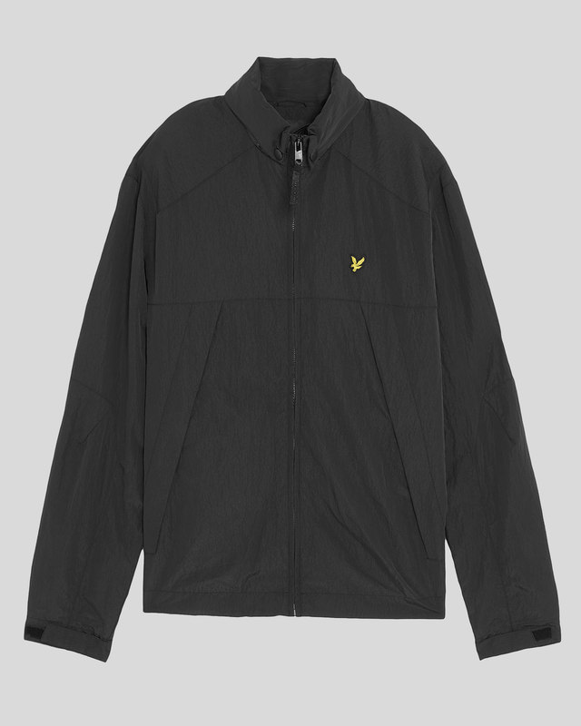Un homme porte la veste Packaway en Black Ice