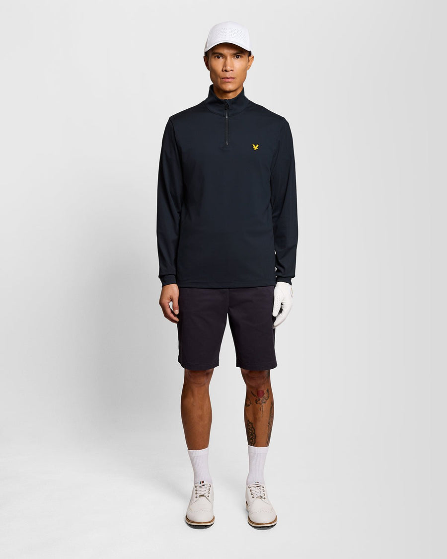 Homme portant une couche intermédiaire Performance à fermeture éclair 1/4, couleur bleu marine foncé