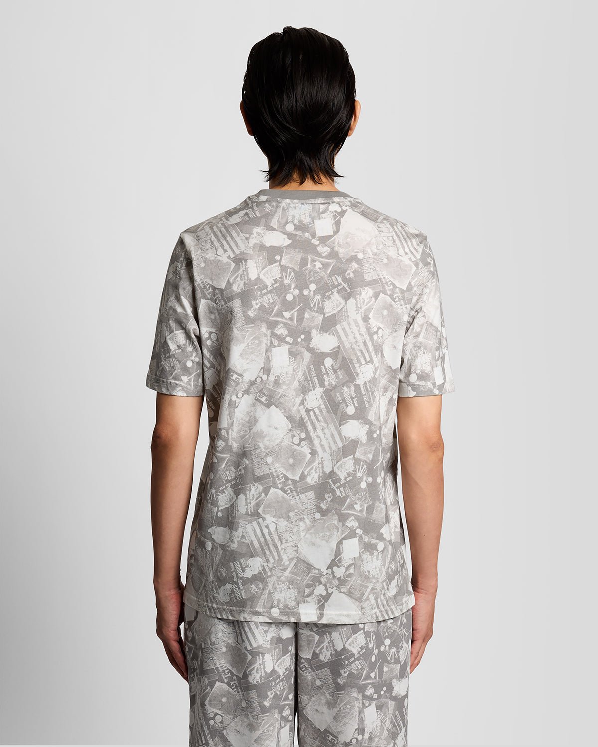 Un homme porte un t-shirt à imprimé graphique industriel de couleur gris froid