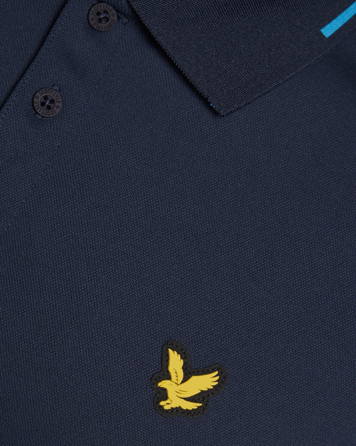 Un homme porte un polo technique à bordures contrastées bleu marine foncé